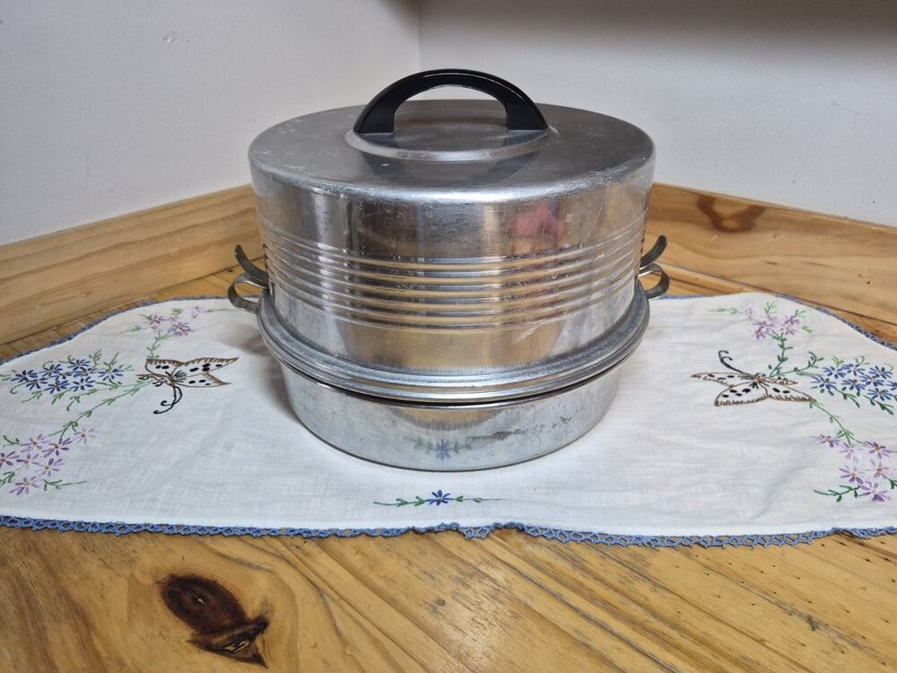 Vintage Aluminum Regal Ware Stacking Combination Pie & Cake Carrier / Holder